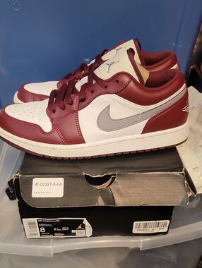 Nike Low-Top Sneakers in White, Maroon & Gray